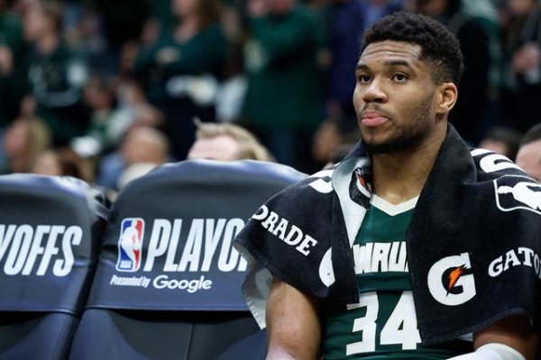 Antetokounmpo đã theo dõi một số người chơi Knicks trên phương tiện truyền thông xã hội, Hart& Miro và những người khác được liệt kê